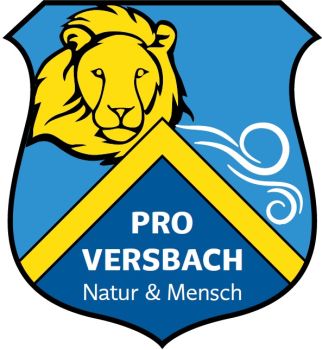 Bild: Das Logo der Bürgerinitiative Pro Versbach - Mensch und Natur. Zu sehen ist das modifizierte Wappen von Versbach, oben links ein goldener Löwe, unterhalb ein goldenes Dach und oberhalb der rechten Dachseite weiß angedeutete Luftwirbel auf blauem Grund und darunter auf dunkelblauem Grund dreizeilig in weißer Schrift PRO VERSBACH Natur & Mensch.